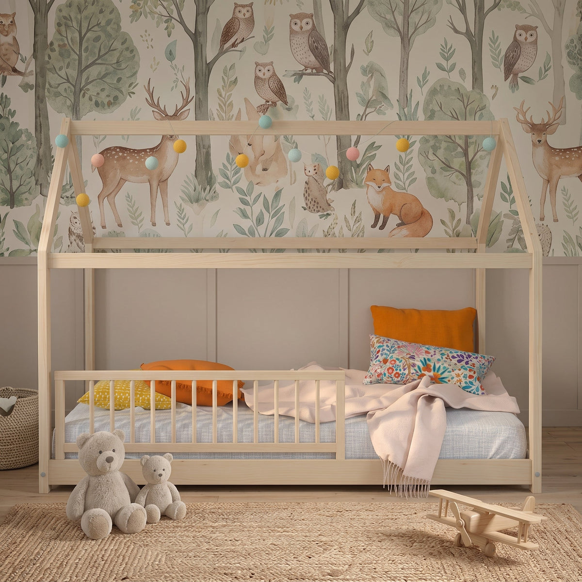 Lit cabane avec barrière, modèle Clairière en bois massif Image